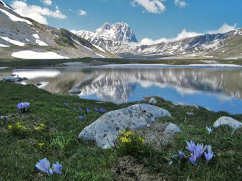 In Abruzzo, due sentieri spettacolo ai piedi del Gran Sasso